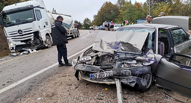 Otomobil ile tır çarpıştı: Ölü ve yaralılar var