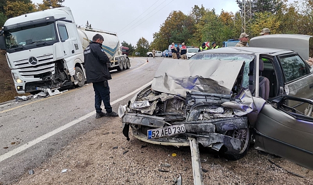 Otomobil ile tır çarpıştı: Ölü ve yaralılar var