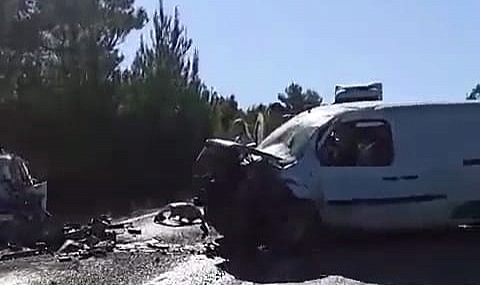 Otomobille hafif ticari araç çarpıştı: Ölü ve yaralılar var