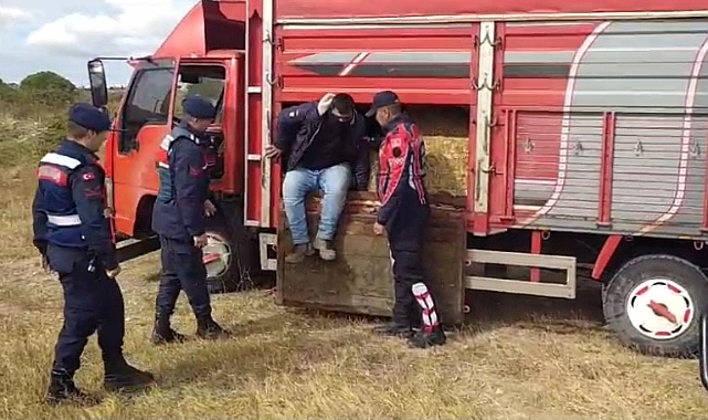 Saman balyaları arasına gizlenmiş 27 kaçak göçmen yakalandı