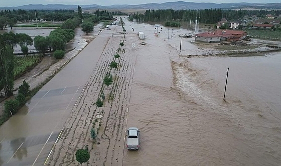 Şiddetli yağışlar sele neden oldu: Çok sayıda asker kayıp