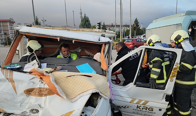 Yolcu minibüsü kamyonetle çarpıştı: Çok sayıda yaralı