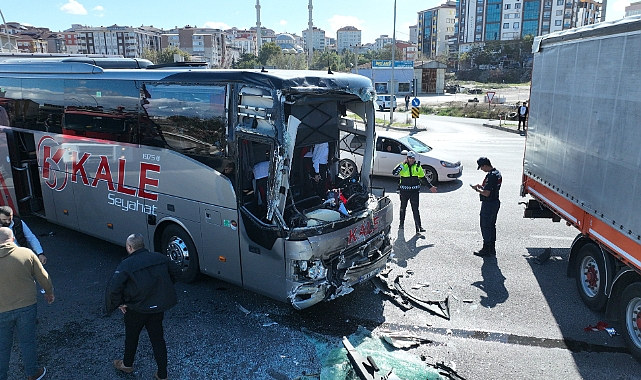 Yolcu otobüsü tırla çarpıştı: Yaralılar var