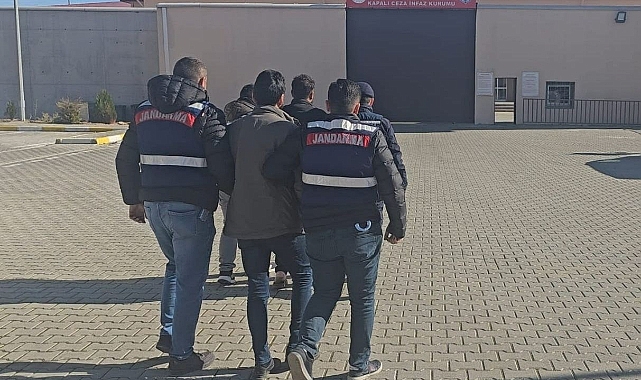 3 düzensiz göçmen yakalandı, 2 organizatör tutuklandı