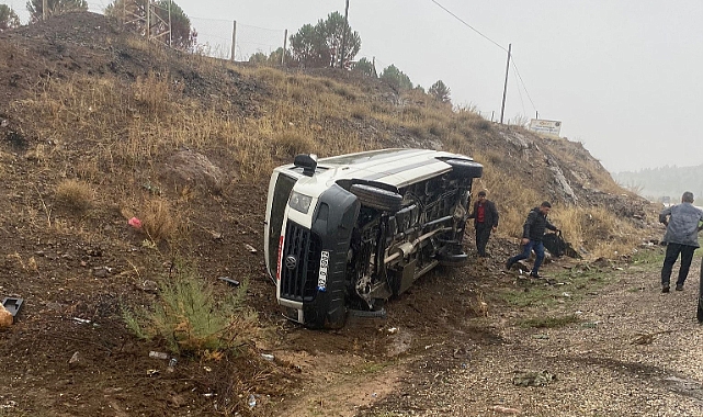 Minibüs şarampole devrildi: 2 yaralı