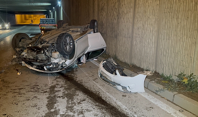 Aydınlatma direğine çarpan otomobil takla attı: 3 yaralı