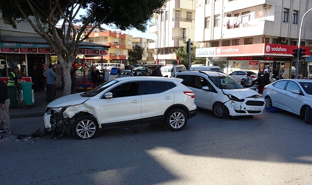 Hafif ticari araç ile otomobil çarpıştı: 2 yaralı