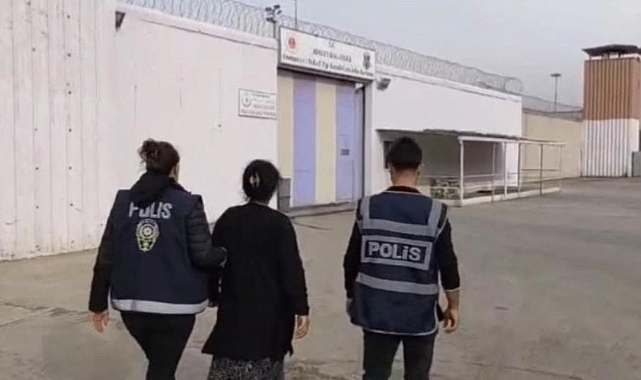 Hırsızlık suçundan aranan 2 kuma evin gizli bölmesinde yakalandı