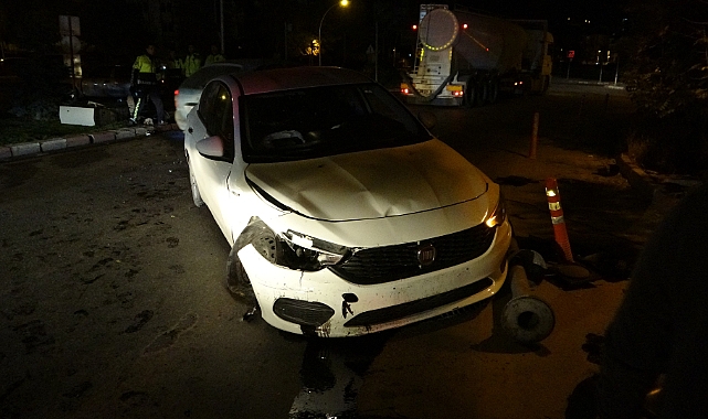 İki aracın karıştığı kazada ortalık savaş alanına döndü: 2 yaralı