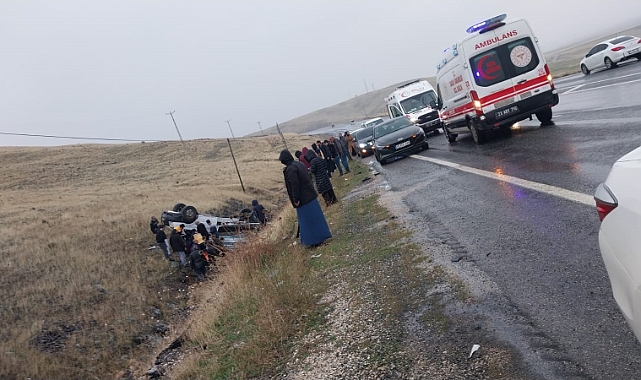 Kamyonet şarampole devrildi: 2 yaralı