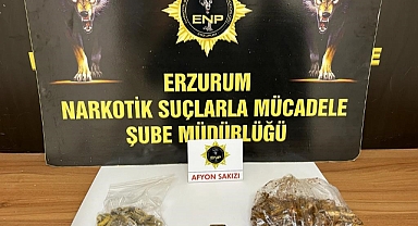 Karnından afyon sakızı çıktı
