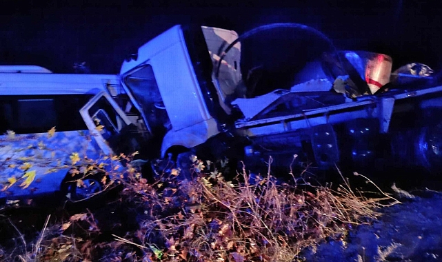 Karşı şeride geçen minibüs tırla çarpıştı: 1 ölü, 2 yaralı