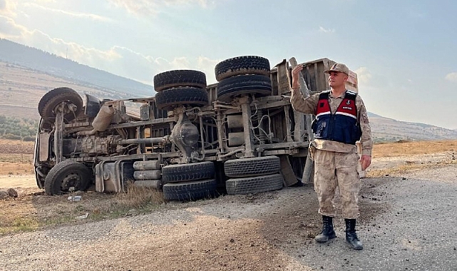 Kilis’te kum yüklü kamyon devrildi: 1 yaralı