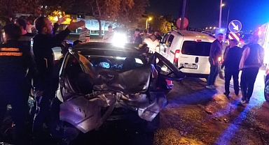 Kırmızı ışıkta bekleyen araca arkadan çarptı: 2 yaralı