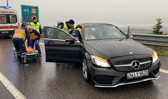 Kuzey Marmara Otoyolu'nda lüks otomobil tıra çarptı: 2'si ağır 3 yaralı