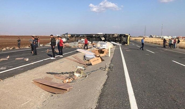 Mardin’de mobilya yüklü tır devrildi: 1 yaralı