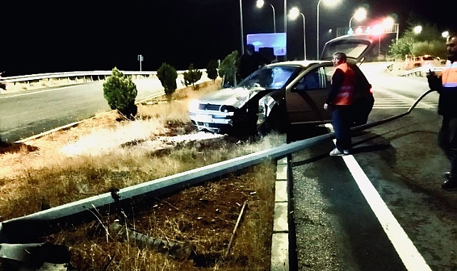Otomobil elektrik direğine çarptı: 4 yaralı