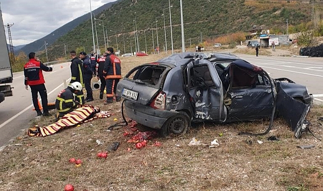 Otomobil refüjdeki aydınlatma direğine çarptı: 3 yaralı