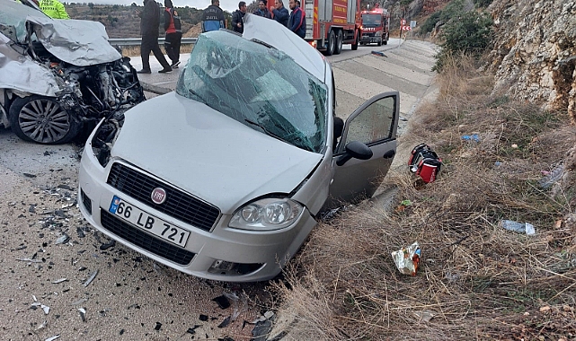 Otomobiller çarpıştı: 1 kişi öldü, 1'i doktor 3 sağlıkçı yaralandı