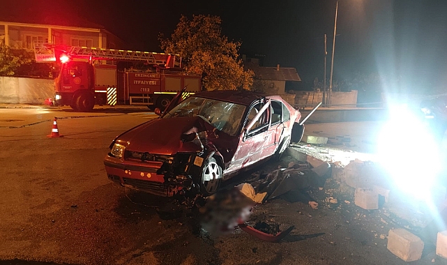 Saat kulesine çarpan otomobilin sürücüsü hayatını kaybetti
