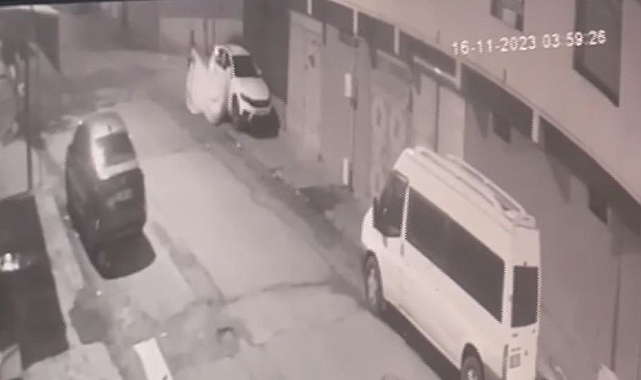 Şanlıurfa'da otomobil üzerindeki brandanın çalınma anı güvenlik kamerasına yansıdı