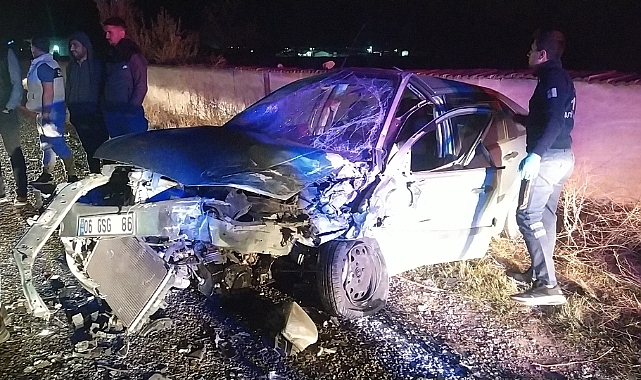 Ticari araç ile otomobil kafa kafaya çarpıştı: 4 yaralı