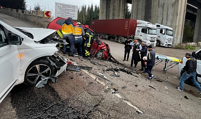 2 araç kafa kafaya çarpıştı: 3 yaralı