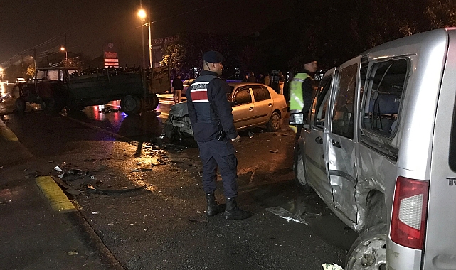 3 araç birbirine girdi: Yaralılar var