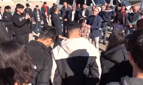 Adıyamanlı öğrenciler, depremde yanlarında olan Sivereklilere gül dağıttı