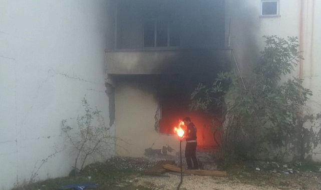 Ağır hasarlı binada yakılan araç lastiği korkuttu
