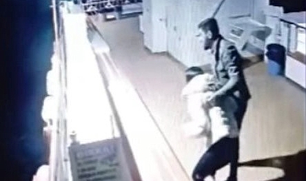 Arkadaşı ile tartıştıktan sonra feribottan kendini suya attı