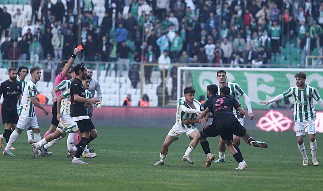 Bursaspor-Diyarbekirspor maçında ortalık karıştı - Maçın son anında 5 kırmızı kart çıktı