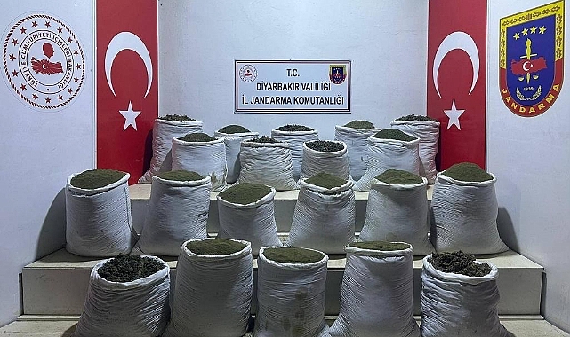 Diyarbakır’da tonlarca esrar ve yüzlerce kök kenevir bitkisi ele geçirildi