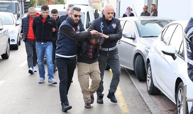 Evlerinde anahtarlık şeklinde suikast tabancası ve otomatik silah çıktı
