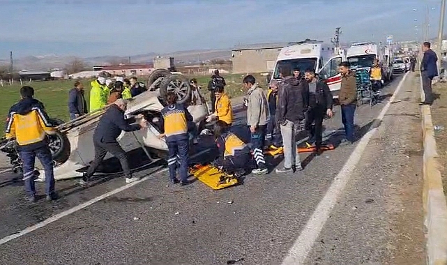 Hafriyat kamyonu otomobille çarpıştı: 1'i ağır 3 yaralı