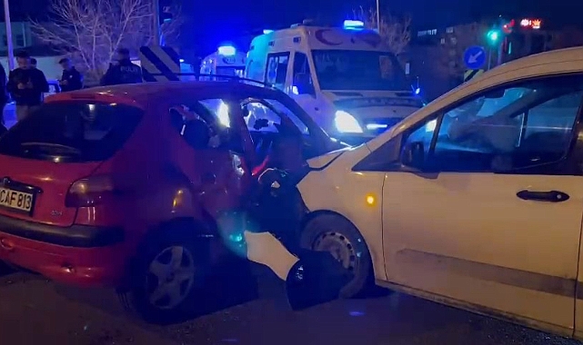 İki araç kafa kafaya çarpıştı: 4 ağır yaralı
