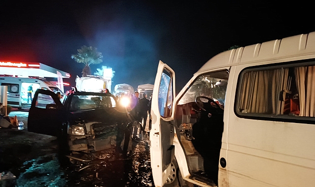 İki otomobil kafa kafaya çarpıştı: 7 yaralı
