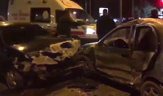 İki otomobil kafa kafaya çarpıştı: Yaralılar var