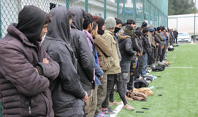 İran plakalı tırda 62 kaçak göçmen yakalandı