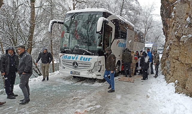 Kayganlaşan yolda kaza: 3 yaralı