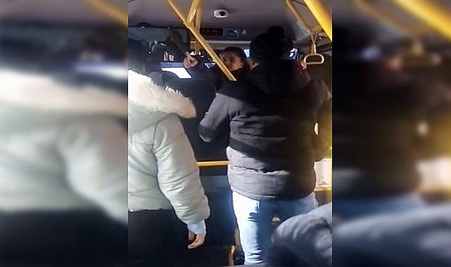 Kocasının sevgilisiyle minibüste saç saça baş başa kavga etti