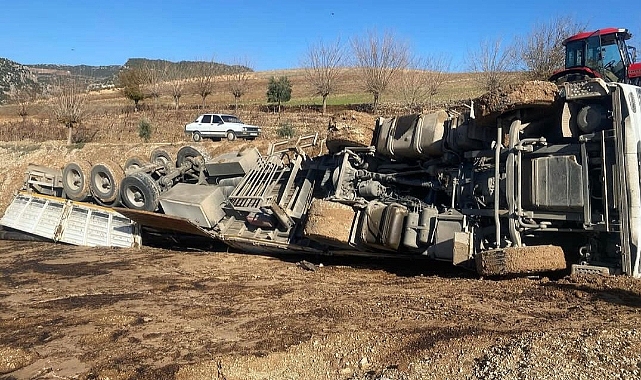 Kontrolden çıkan tır şarampole devrildi: 1 yaralı