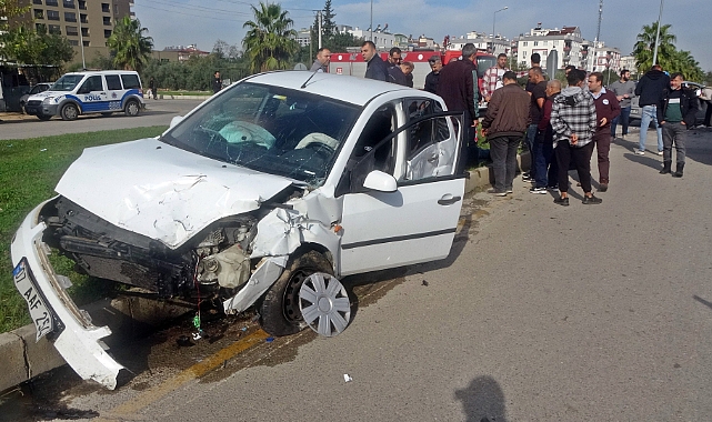 Kontrolsüz kavşakta iki otomobil çarpıştı: 3 yaralı