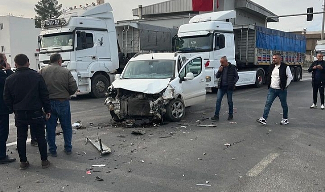 Mardin’de tır ile hafif ticari araç çarpıştı