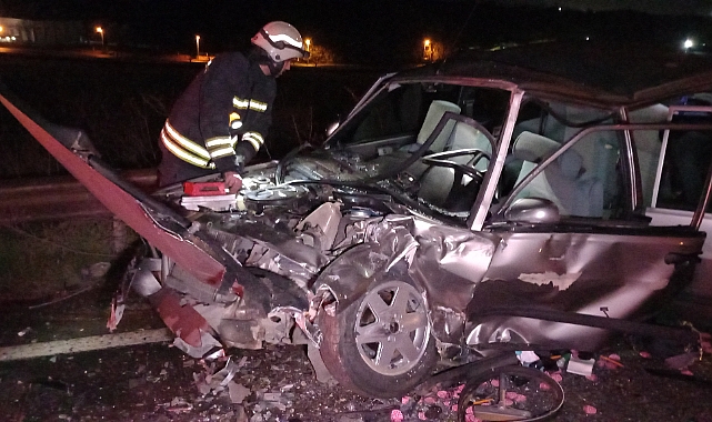 Minibüs ile otomobil kafa kafaya çarpıştı: 5 yaralı