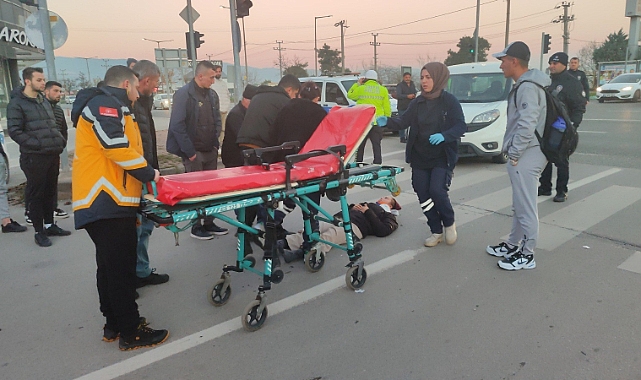 Motosiklet hafif ticari araçla çarpıştı 2 yaralı
