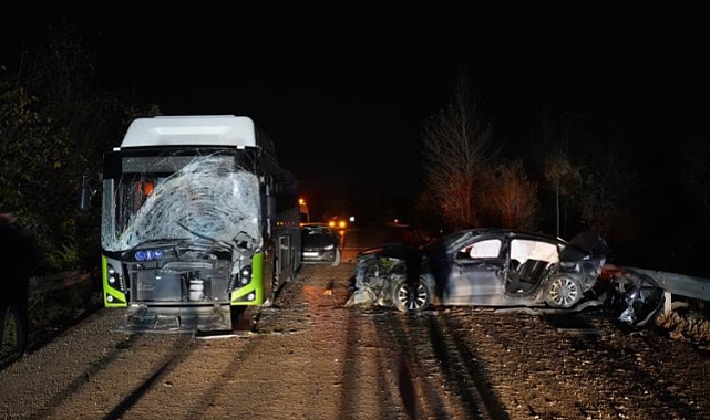 Otobüsle kafa kafaya çarpışan otomobil hurdaya döndü: 1 ölü, 2 yaralı
