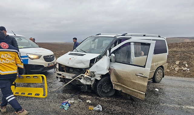 Otomobil ve ticari araç çarpıştı: 5 yaralı