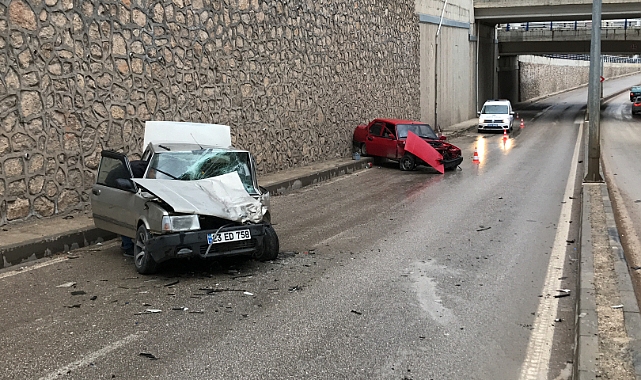 Otomobiller kafa kafaya çarpıştı: 4 yaralı