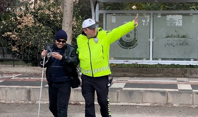 Şanlıurfa'da görme engelli yayanın yardımına polis yetişti